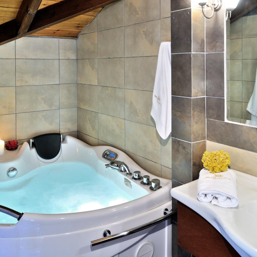 Junior Suite's bathroom with jacuzzi