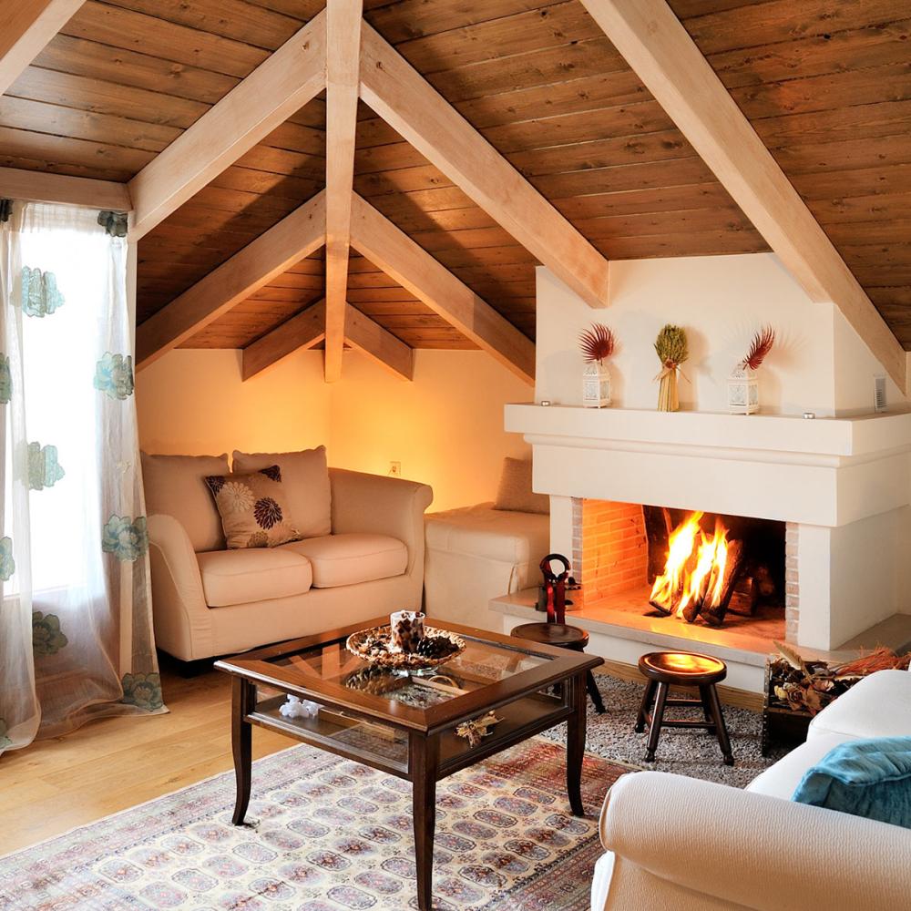 Suite with two sofas, a table and a fireplace